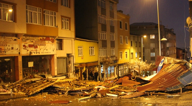 İstanbul’u fırtına vurdu: Çok sayıda ev hasar gördü