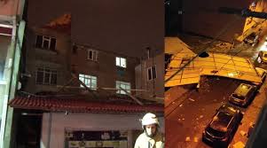 İstanbul Bağcılar'da fırtınada uçan çatı evlerin içine girdi: 1 yaralı