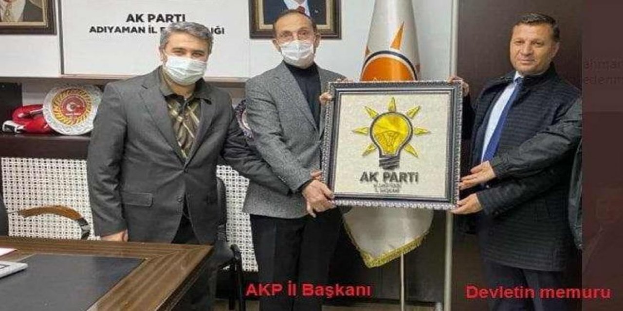 Tebrik ziyaretinde dikkat çeken hediye... Devletin memurundan AKP’li başkana AKP logolu tablo!