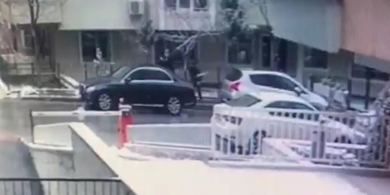 Arkasından yaklaştı ve bir anda sopayla vurmaya başladı! İşte Selçuk Özdağ'a yapılan saldırının yeni görüntüsü!