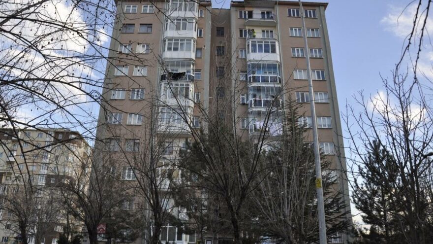 Eskişehir’de mutasyonlu virüsten karantinaya alınan binanın sakini: Komşularımız bodrumda okey oynuyor