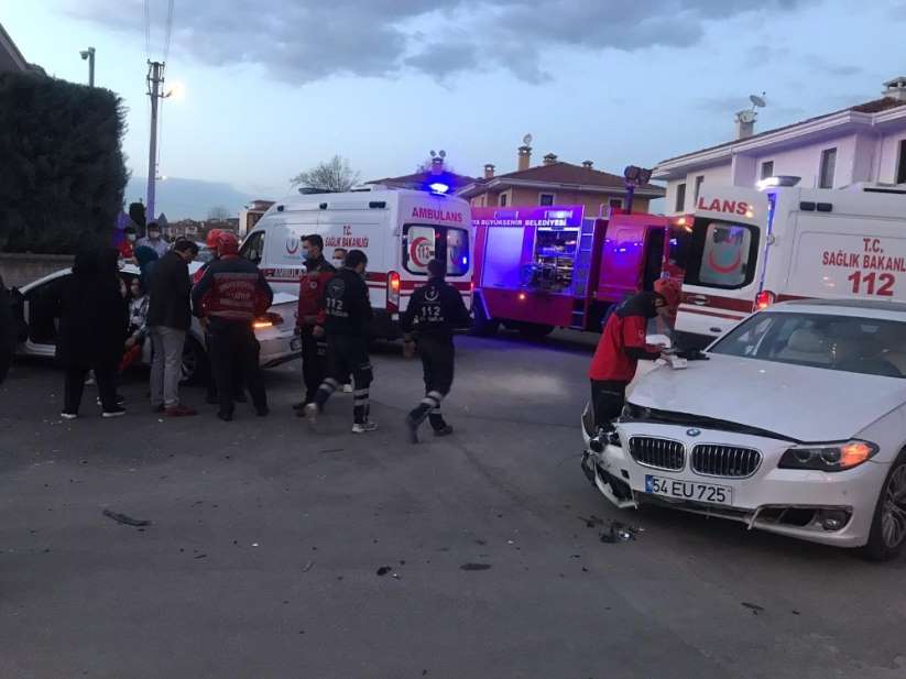 Sakarya'da iki otomobil çarpıştı: 5 yaralı