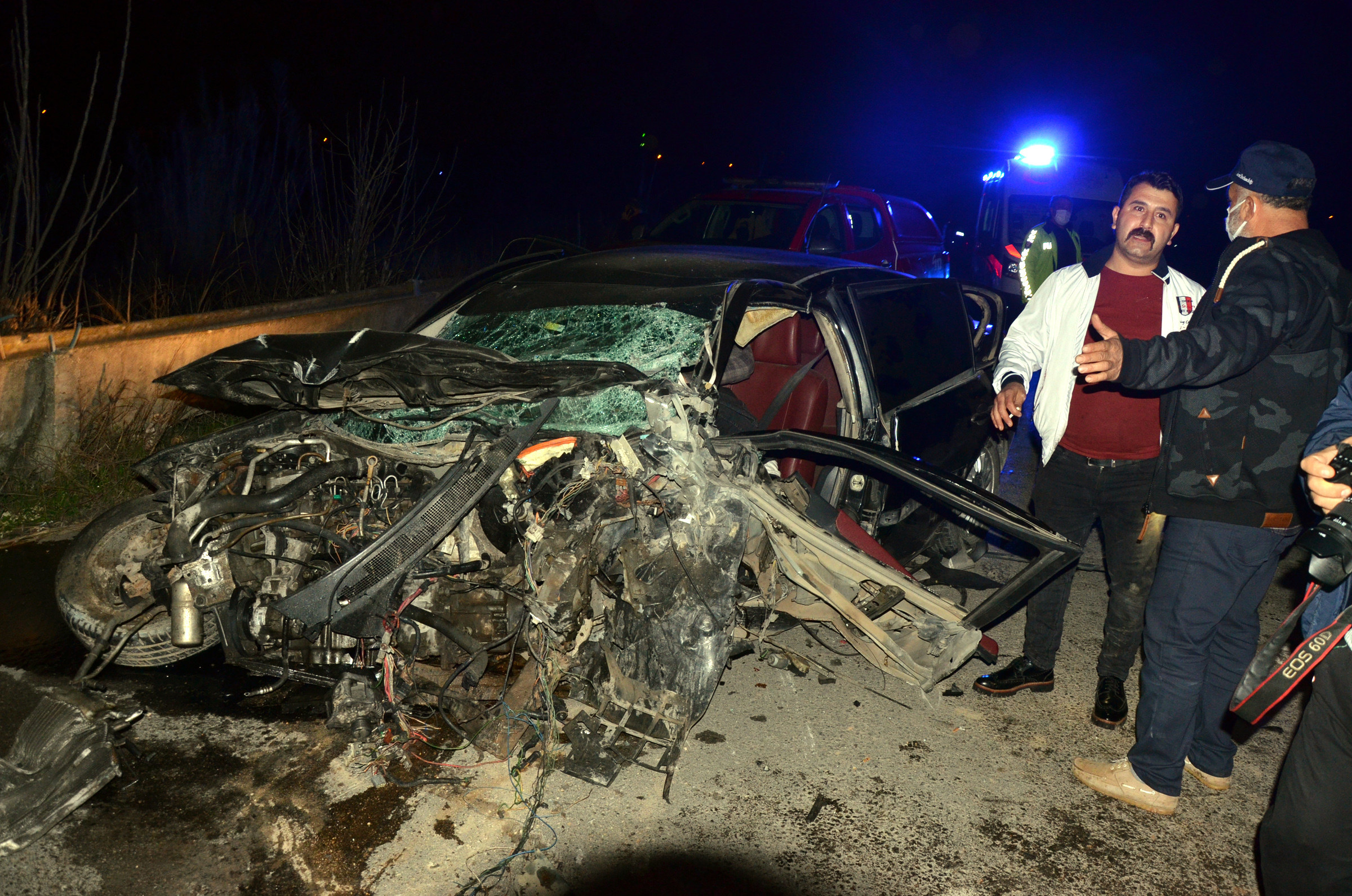 Serik’te çarpışan iki otomobilden biri dereye uçtu: 6 ölü