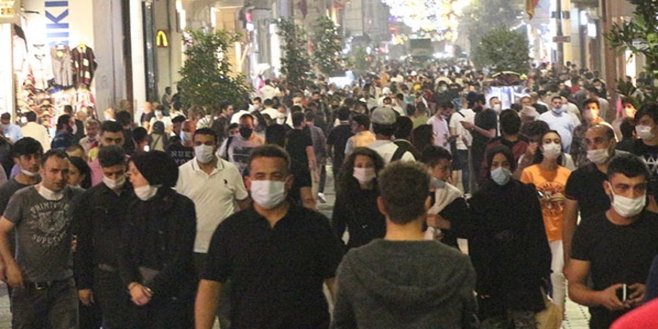 İstiklal Caddesi'nde akşam oluşan kalabalıkta kurallara uyulmadı