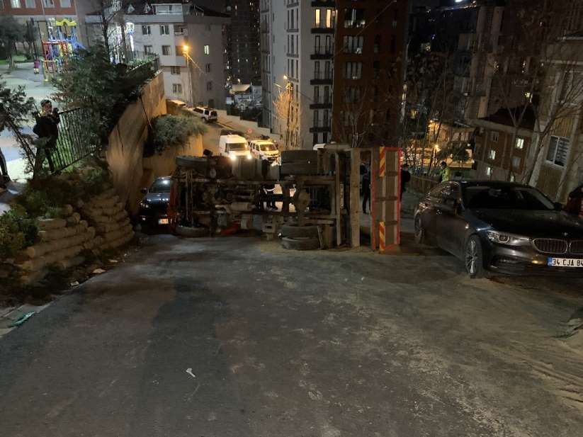 Kağıthane'de kamyon kum boşaltırken devrildi