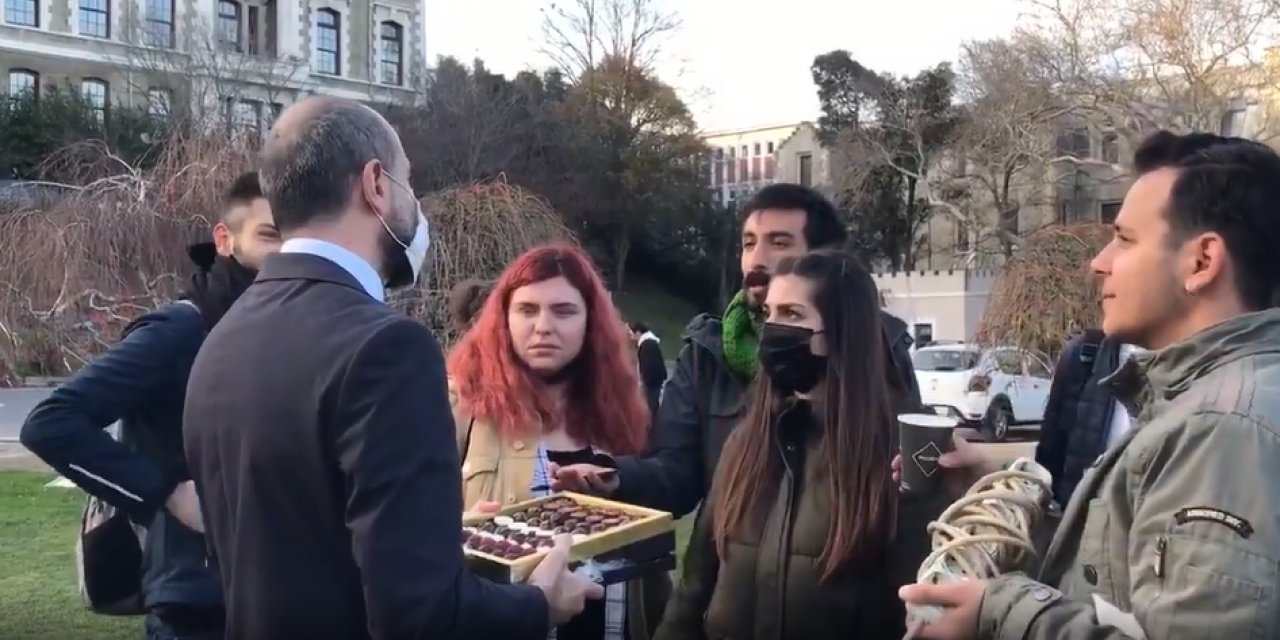 Melih Bulu’nun çikolata ikramına öğrencilerden tepki! "Aynı gemide değiliz, şovu kesin!"