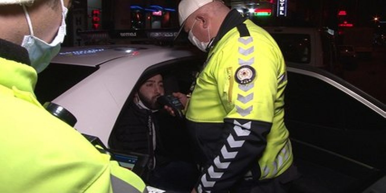 Polisin üzerine araç sürdü! Yakalanınca "sizi mahkemeye vereceğim" dedi! Alkol şişede durduğu gibi durmadı!
