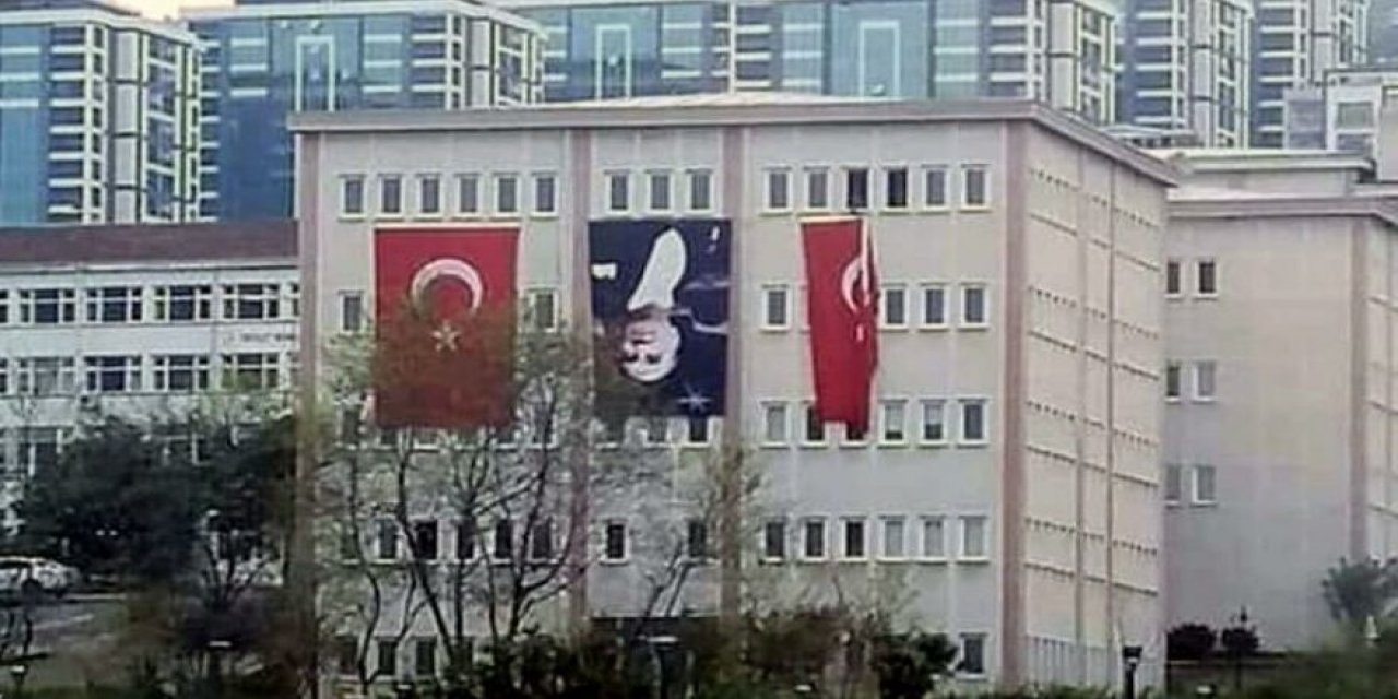 23 Nisan'da Atatürk resmini ters asmıştı... O üniversite dev heykel yaptırdı!