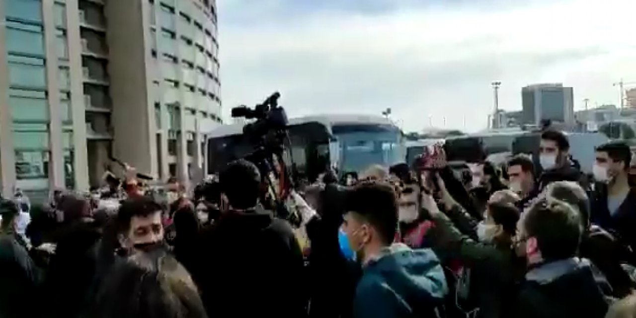 Çağlayan Adliyesi önünde öğrencilere müdahale! Boğaziçi gözaltılarına destek için toplanan gruba gözaltı!