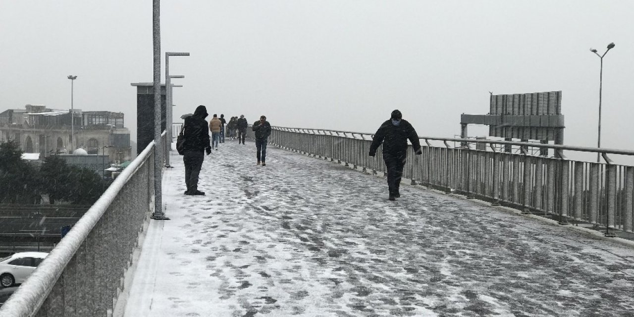 Meteoroloji uyarı üstüne uyarı yapmıştı... İstanbul'da beklenen kar yağışı başladı