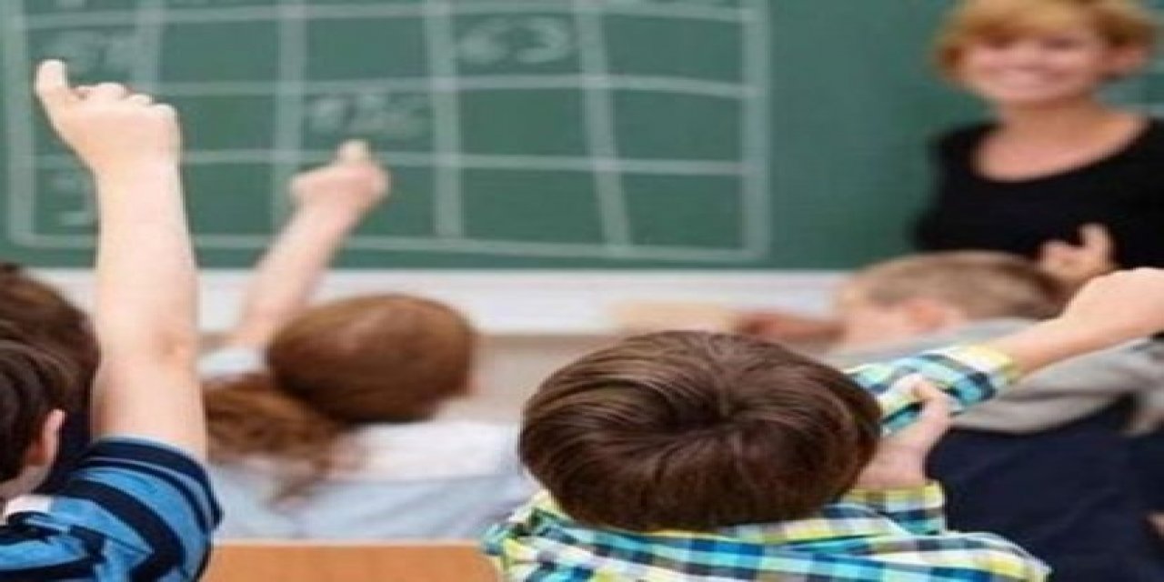 Bir öğrencinin Covid-19’lu olması durumunda diğer öğrencilerin maske takarak derse devam etmesine uzmanlardan tepki geldi.