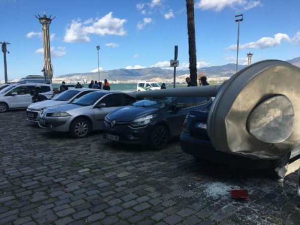 Kış İzmir'i talan etti... Kuvvetli rüzgar 25 metrelik aydınlatma direğini devirdi...