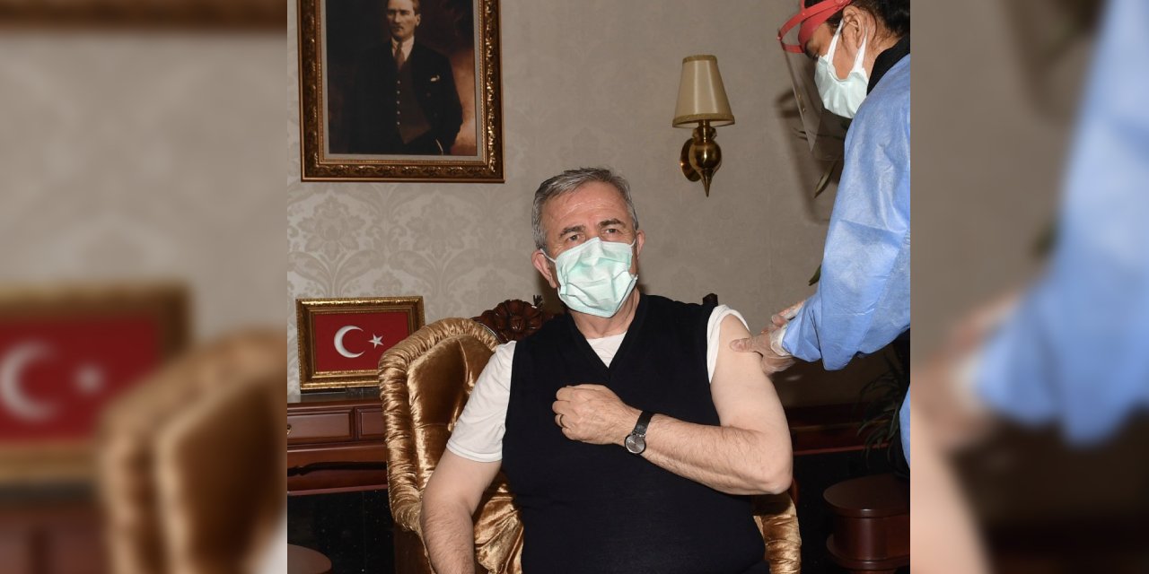 Başkan Mansur Yavaş koronavirüs aşısının ilk dozunu oldu!