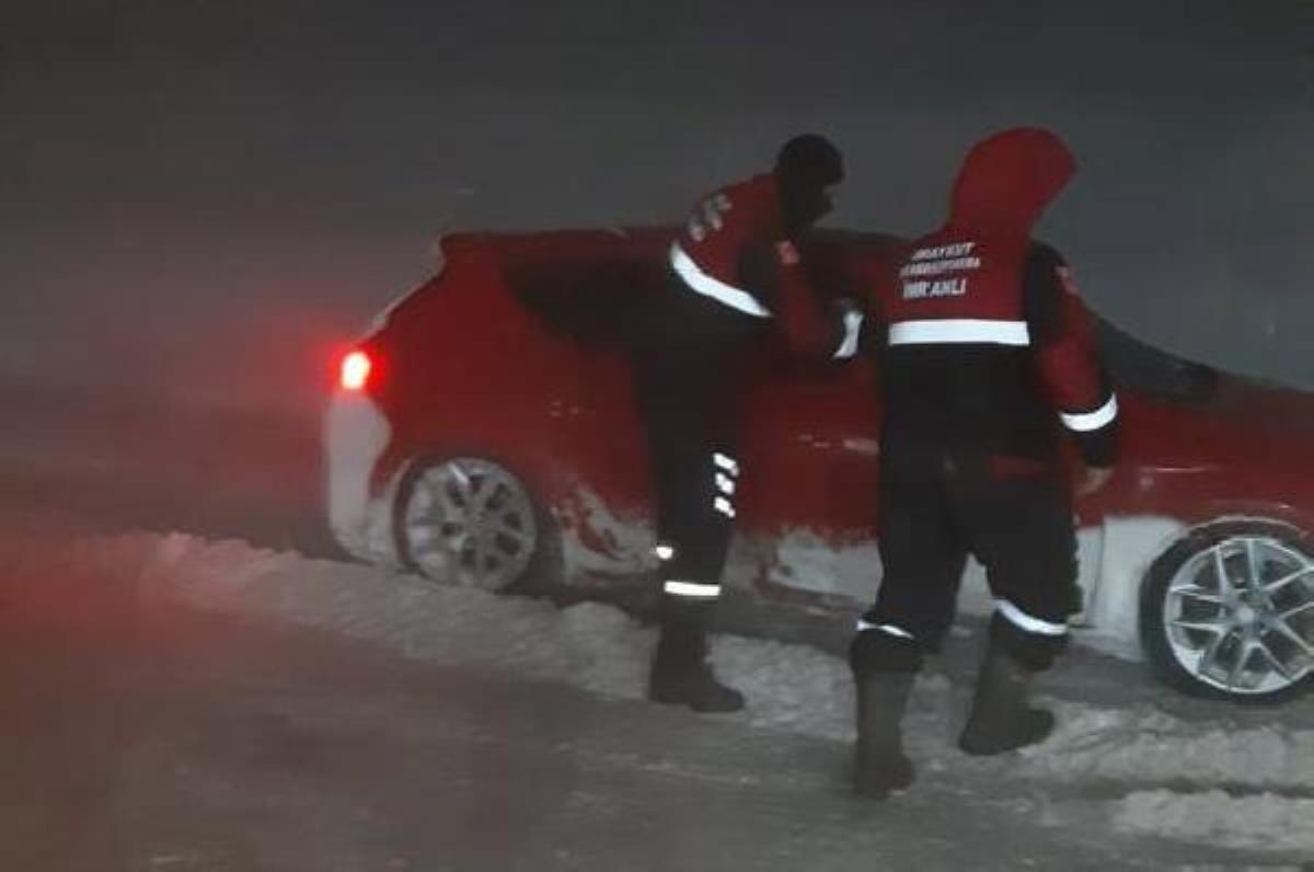 Sivas kar ve tipiye teslim oldu; ulaşım aksadı