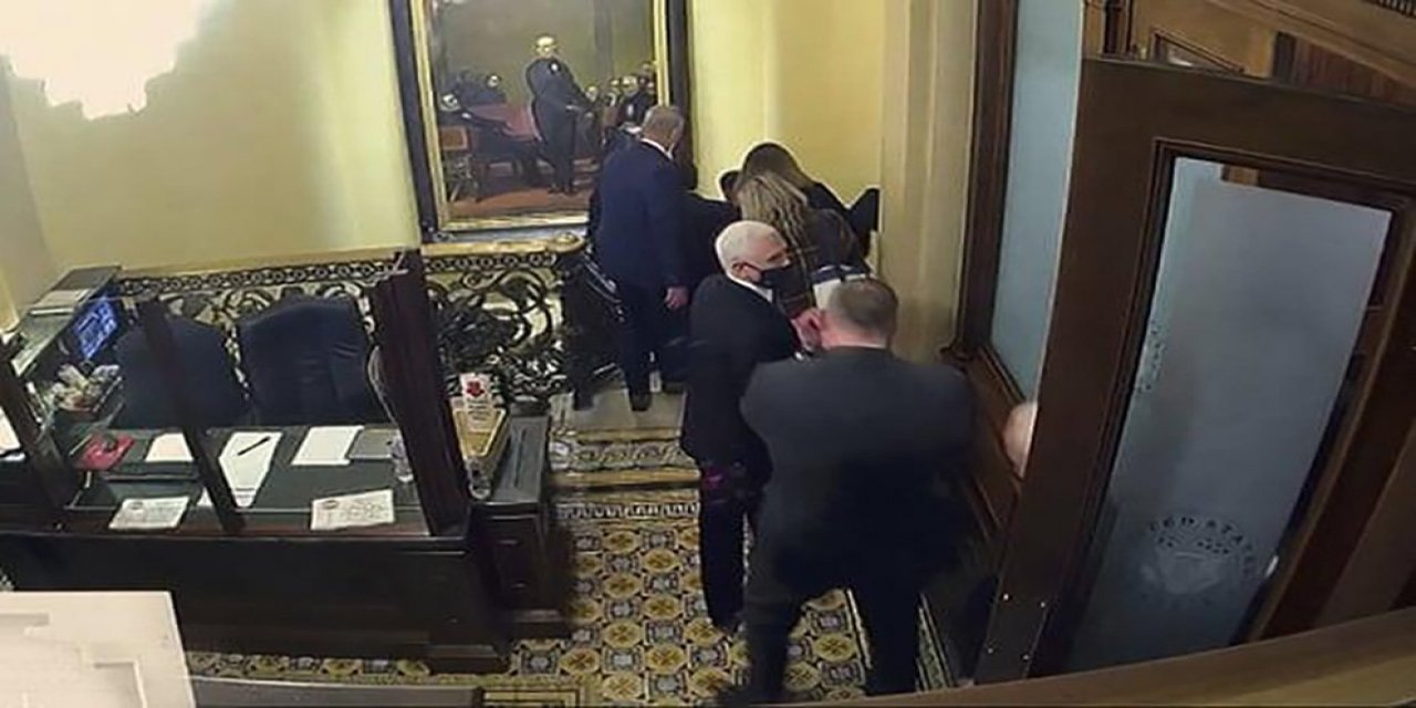 Bu detayı kimse fark etmedi... Kongre baskınında inanılmaz anlar! Nükleer kodlar tehlike altındaymış...