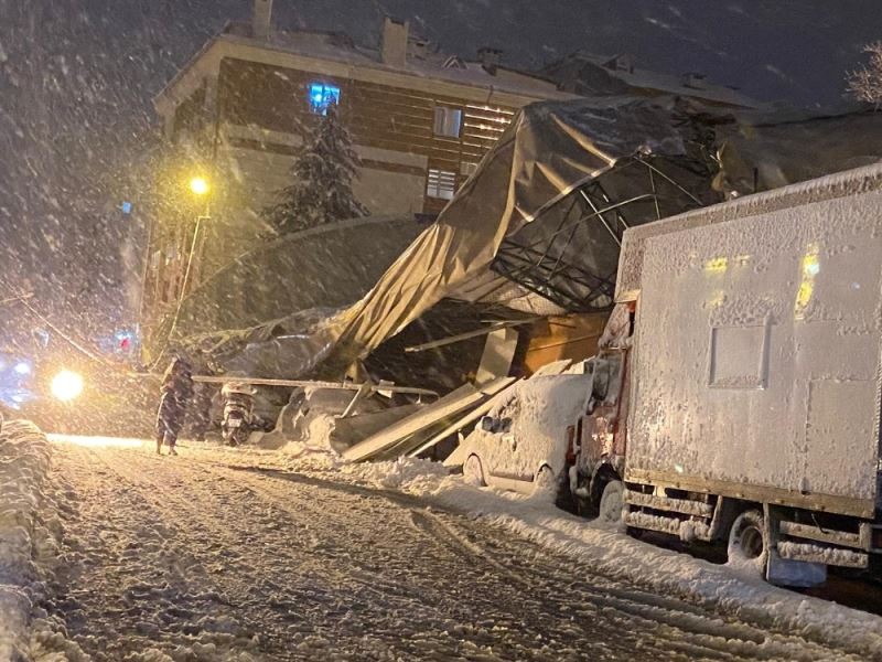 İstanbul'da korkutan anlar... Karın kütlesine dayanamadı!