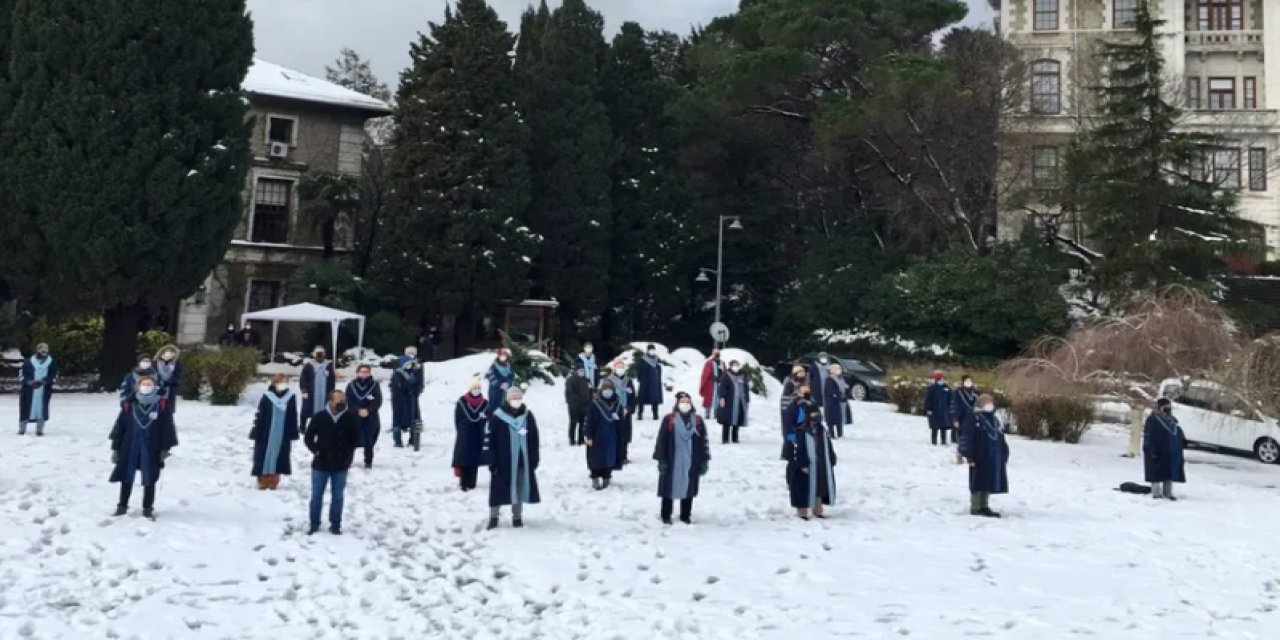 Boğaziçili akademisyenler vazgeçmiyor... Kara rağmen nöbet sürüyor... Karın üzerine "istifa" yazdılar!