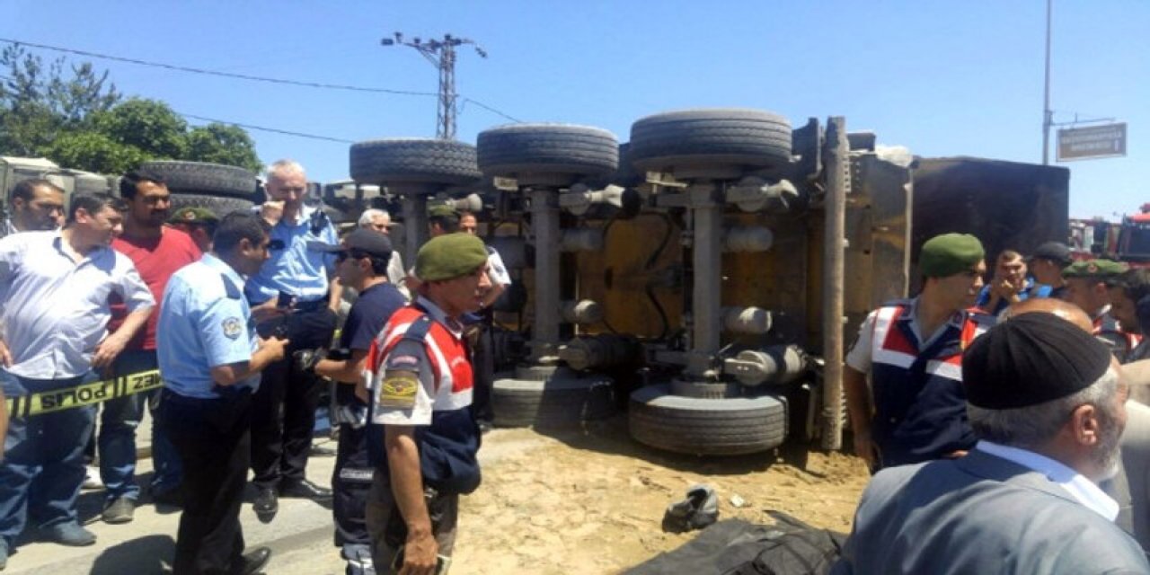 ARNAVUTKÖY'DE OTOMOBİLİN ÇARPTIĞI GENÇ KIZ KAMYONUN ALTINDA KALARAK AĞIR YARALANDI