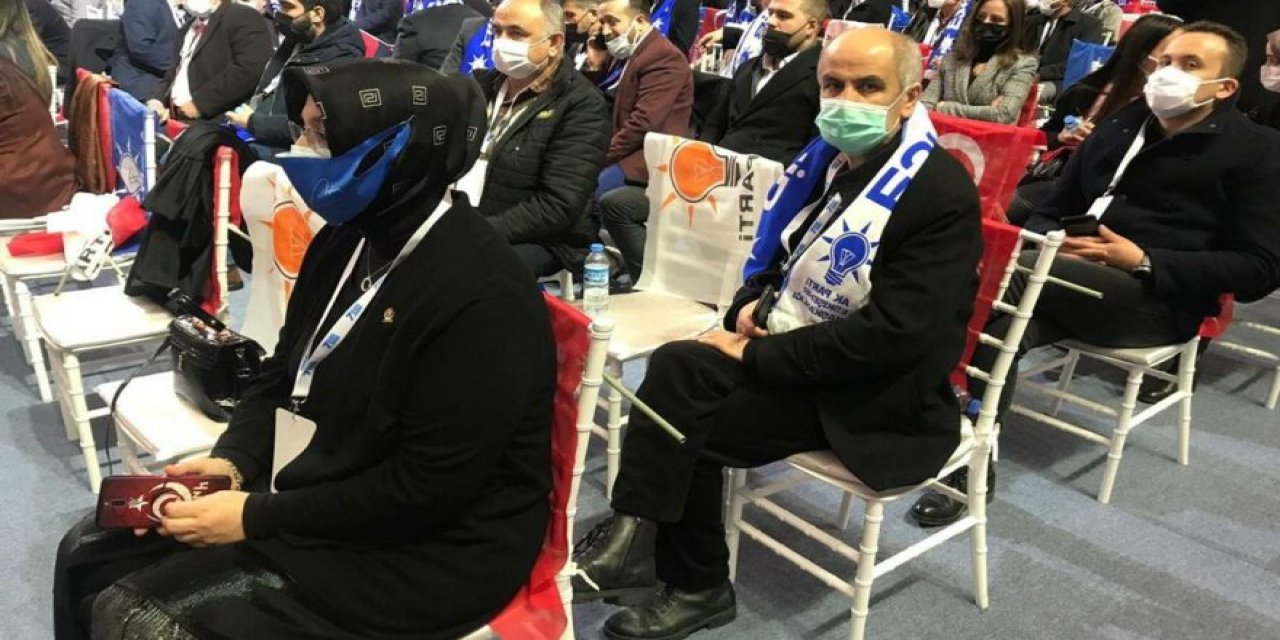 Skandal görüntüler... AKP kongresinde büyük saygısızlık... Türk bayrağının üzerine oturdular!