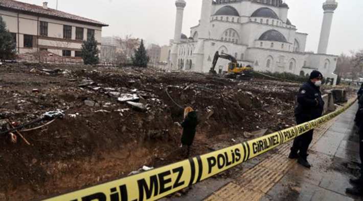 Binanın temel kazısında kemik parçaları bulundu! Kemiklerin insana ait olduğu düşünülüyor!
