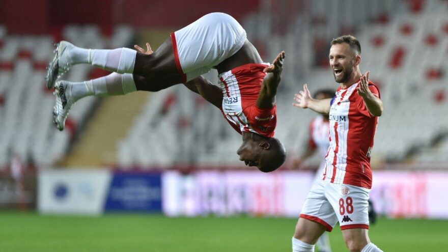 File 2 kere havalandı... 2 golü de aynı isim attı!