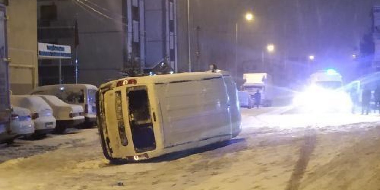 Mucize kurtuluş... Karda kayan gencin üstüne hafif ticari araç devrildi!