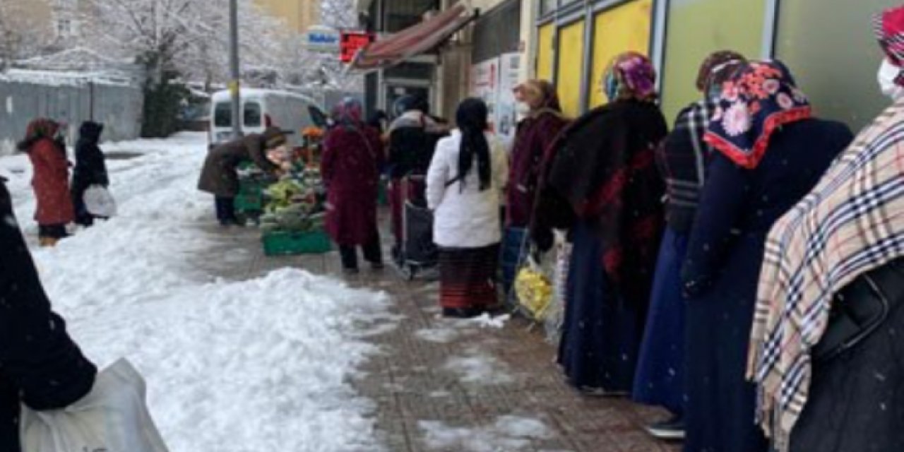 İşte Türkiye gerçeği... Bu görüntüler İstanbul'un göbeğinde kaydedildi... Yardım derneğinin önünde kar altında 20 liraya çürük yiyecek kuyruğu!