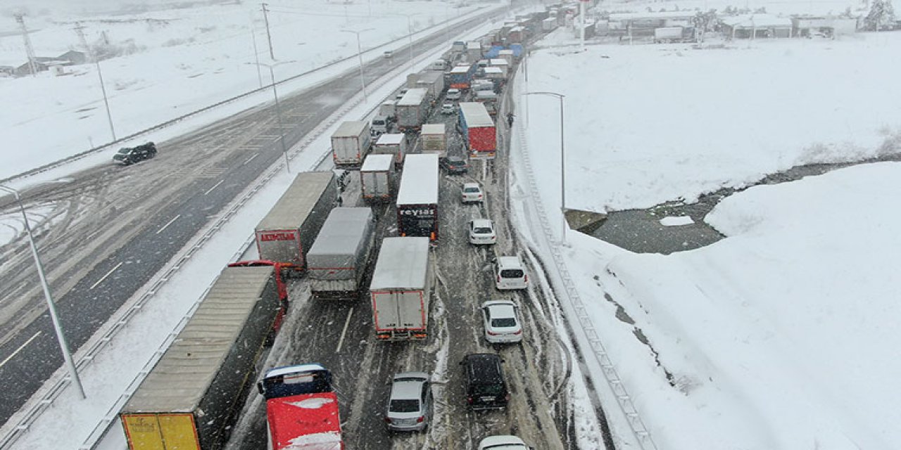 Karayolunda kar esareti! 25 kilometreyi aştı... Kuyruğun sonu görünmüyor...