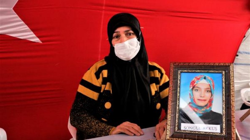 HDP önünde evlat nöbetindeki anne: Aklınız başınıza gelsin