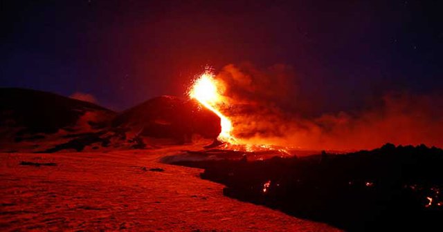 Etna Yanardağı’nda şiddetli patlama