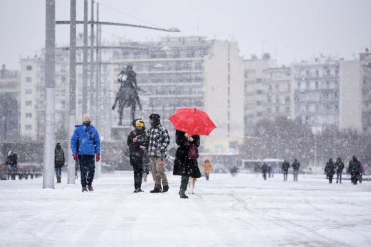 Yunanistan'da yoğun kar yağışı can aldı!