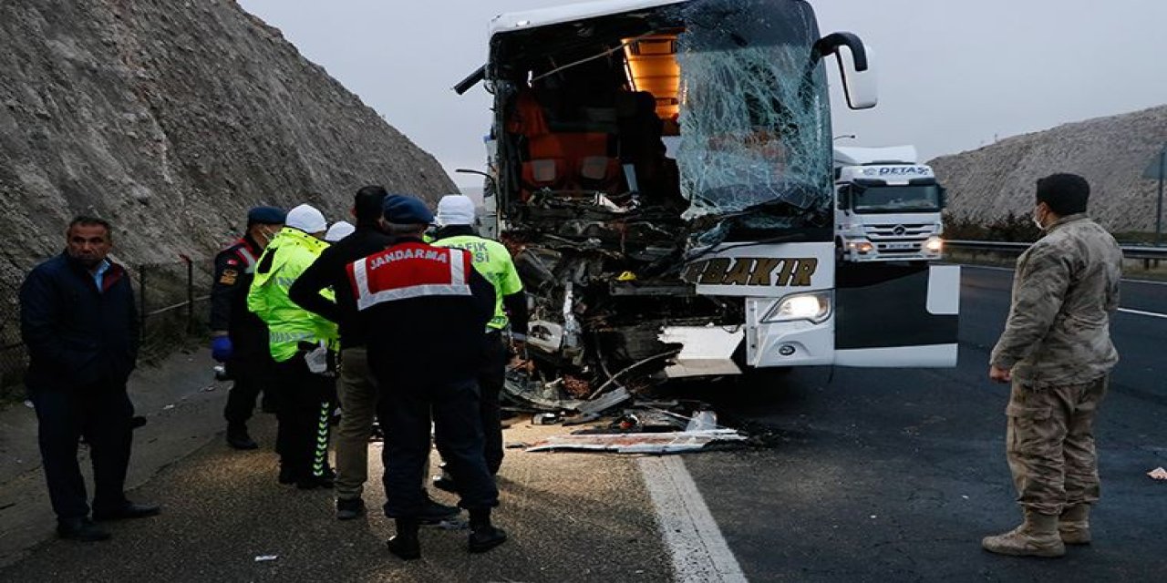 Korkunç kaza! Yolcu otobüsü TIR'a arkadan çarptı: 3 ölü, 30 yaralı