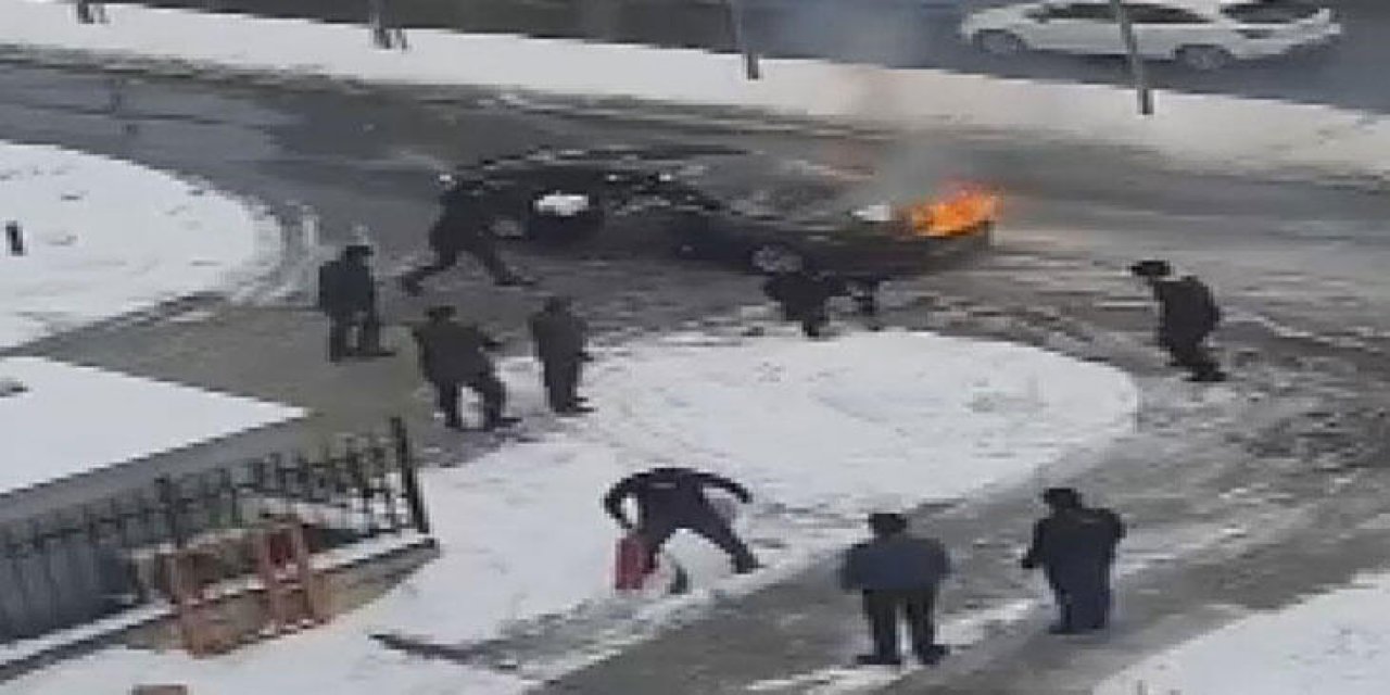 İstanbul’da ilginç olay... Yanan otomobili "kartopu" atarak söndürmeye çalıştılar!
