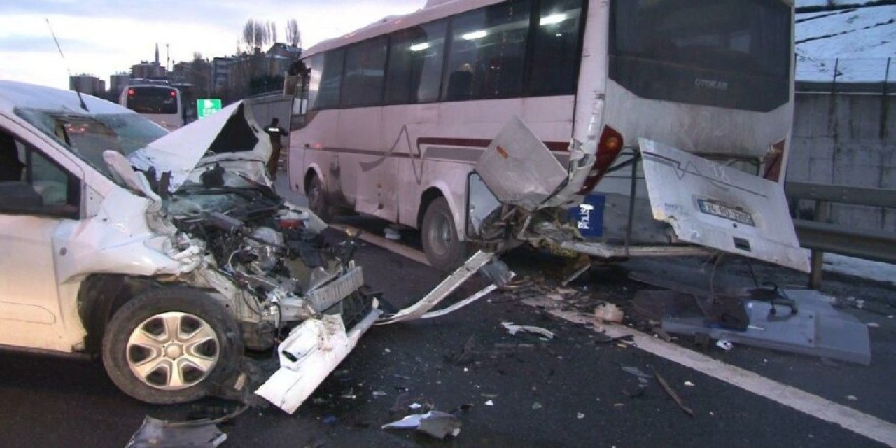 TEM Otoyolu'nda kaza! Ticari araç, polis çevik kuvvet minibüsüne çarptı!