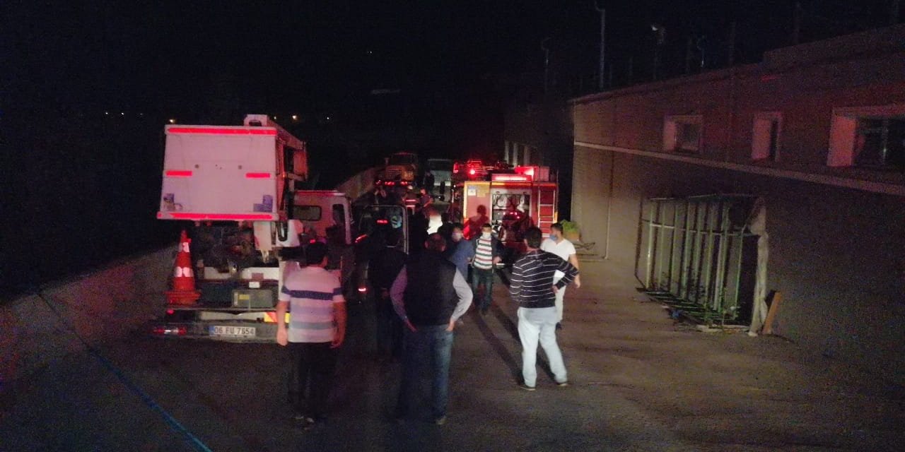 Üniversitenin otoparkında çıkan yangında 3 araç hasar gördü 