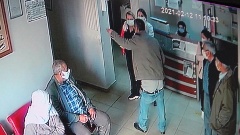Sağlık ocağında skandal: Pantolonunu indirdi sağlık çalışanına hakaret etmeye başladı!