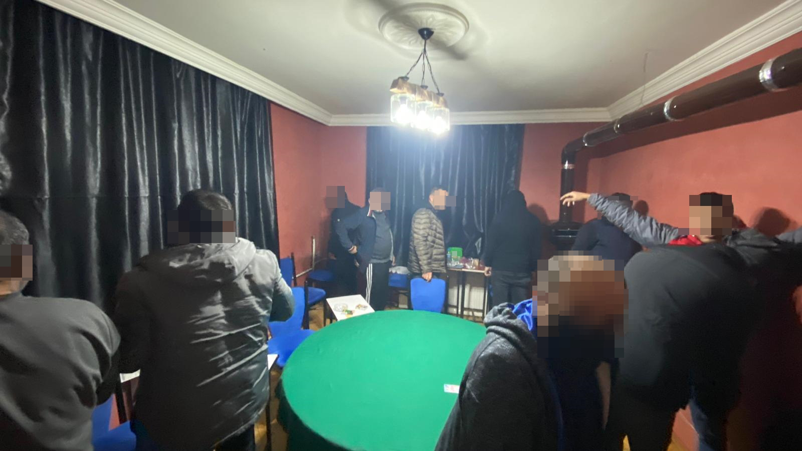 Çaydanlıktan bile iskambil kağıdı çıktı... Evde kumarın cezası büyük oldu!
