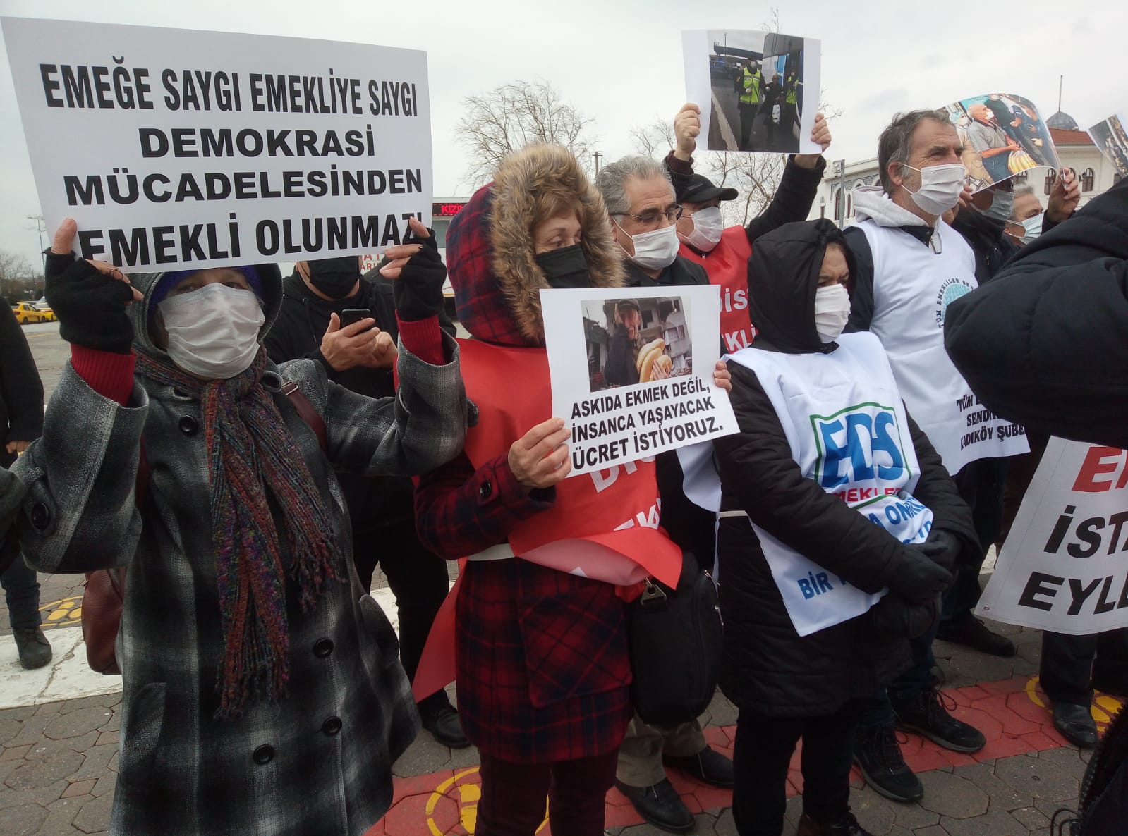 'İnsanca bir yaşam istiyoruz' dediler... Emekliler ekonomik sıkıntıları nedeniyle protesto yaptı
