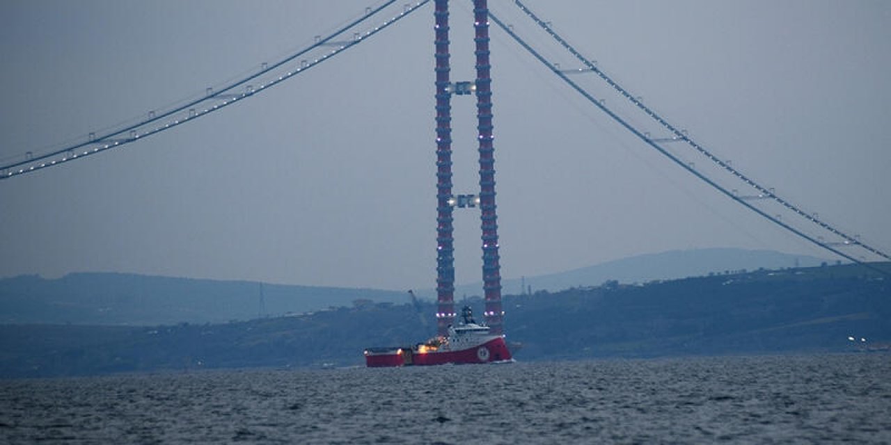 Sismik araştırma gemisi 'Barbaros Hayreddin Paşa', Çanakkale Boğazı'ndan geçti