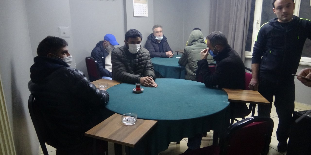 Berberden girilen kahvehaneye polis baskını; 22 kişiye 69 bin TL ceza