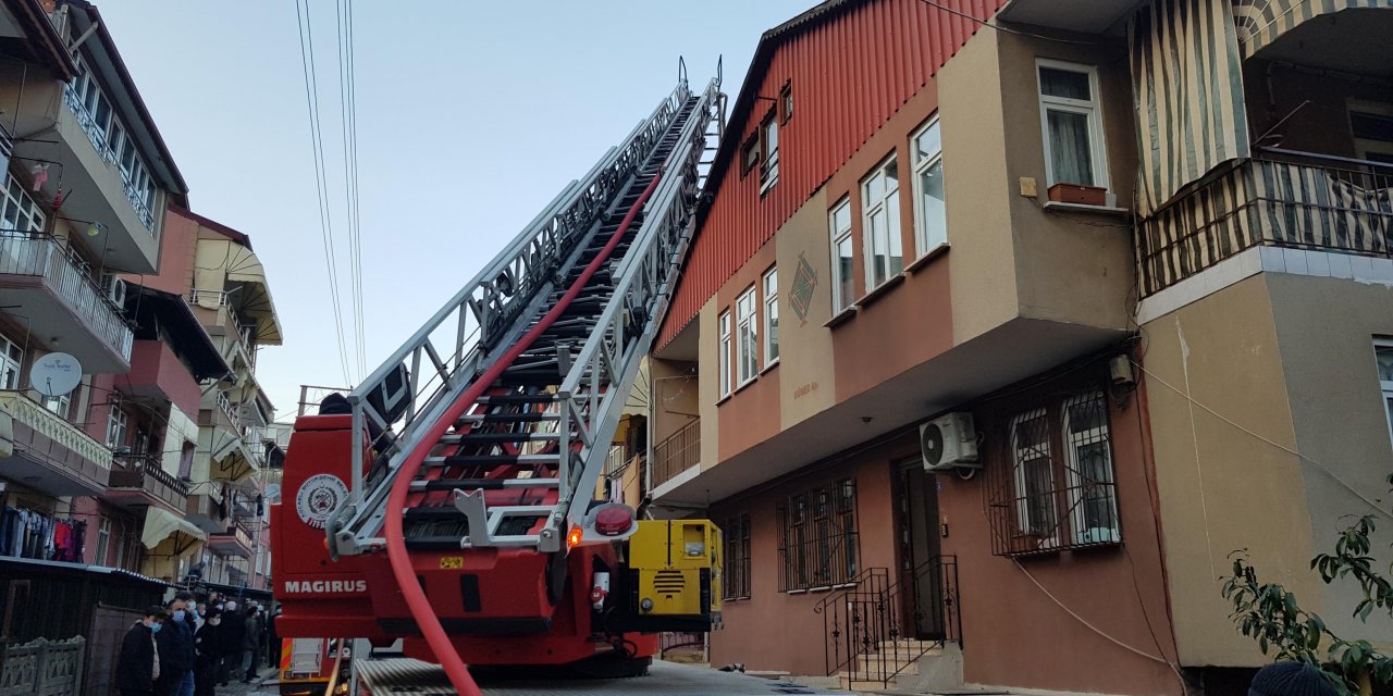 Binanın en üst katı, çıkan yangında kullanılmaz hale geldi