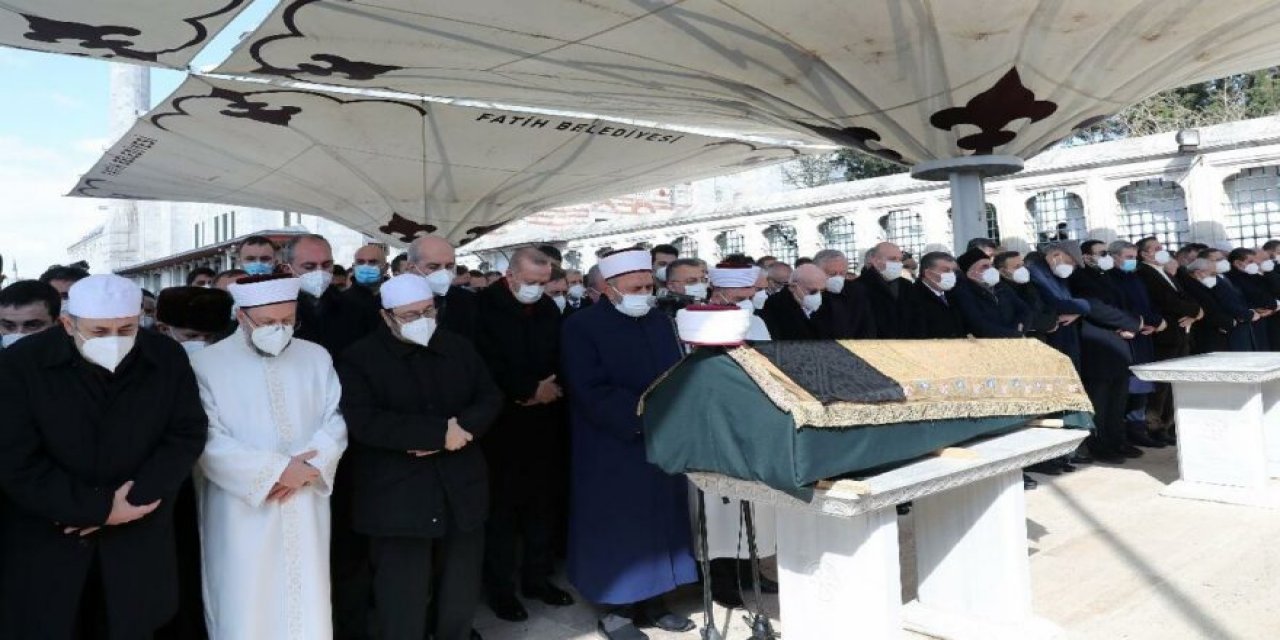 "Yüzlerce kişi sosyal mesafe kurallarını yok saydı" İngiliz basını Erdoğan'ın katıldığı cenaze törenini bu başlıkla manşetine taşıdı!