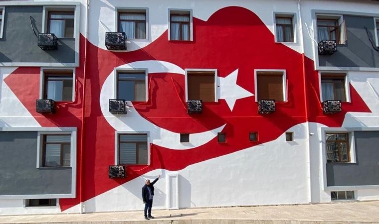 İYİ Parti'li Ekrem Demir Türk Bayrağı Kanunu'nu hatırlattı; 'Süs gibi' Türk bayrağı çizimine tepki gösterdi