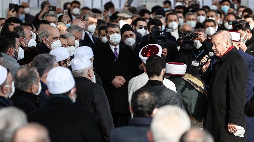 Pandemiye rağmen Sağlık Bakanı dahil herkesin iç içe olduğu cenaze törenine tepki yağmaya devam ediyor... 'İmtiyazlı bir grup kendini kısıtlamaların dışında görüyor'