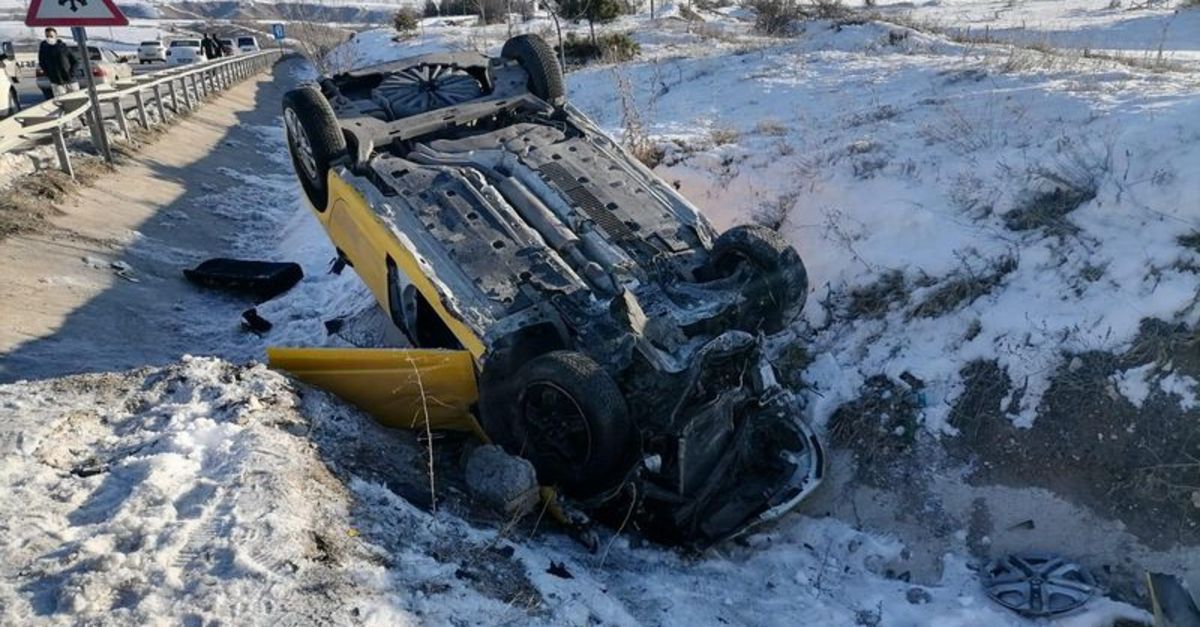 Feci kaza! Taksi şarampole devrildi!