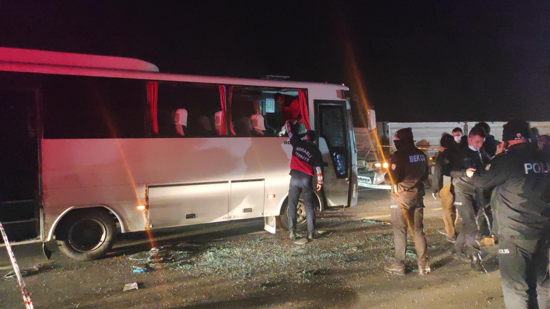 Feci kaza! Özel halk otobüsü TIR’a çarptı