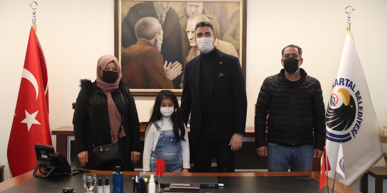 Enkazdan 19 saat sonra çıkartılmıştı... "Mucize çocuk" tan belediye başkanına ziyaret!