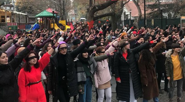 Erkek şiddetini protesto etmek için Las Tesis dansı yaptılar... Yargılandıkları davada yeni gelişme!