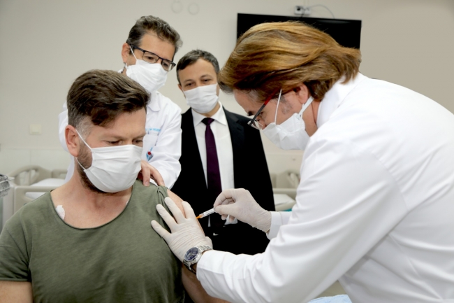 İlk doz 52 gönüllüye uygulandı... Yerli aşıyla ilgili 'yan etki' açıklaması