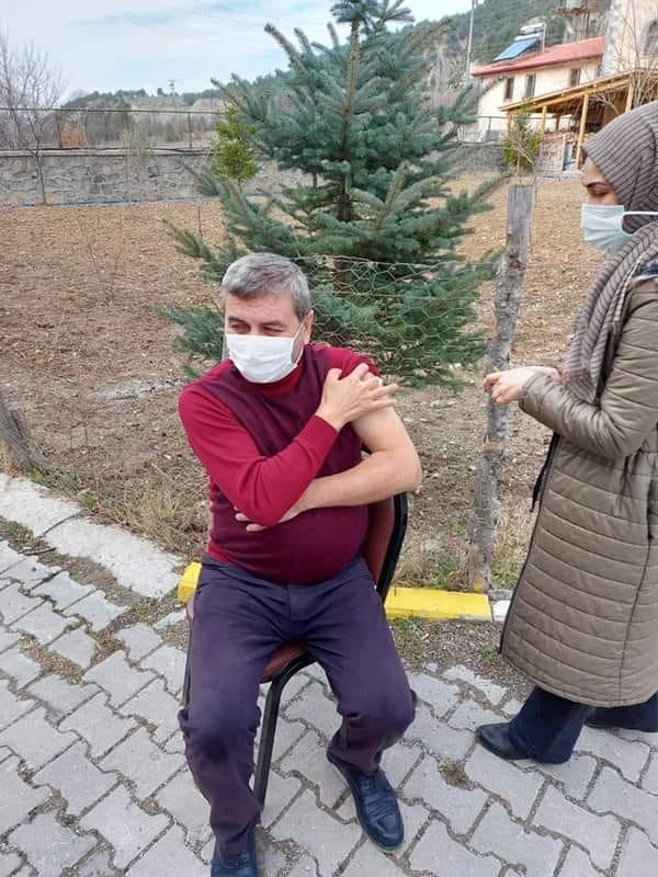 AKP'li belediye başkanı evde bekledi; sağlık çalışanları ayağına kadar gidip aşısını yaptı!